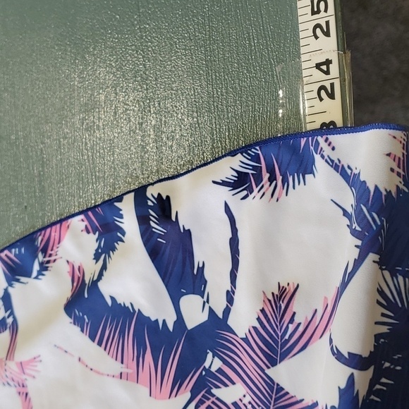 Cute bathing suit top. SIZE MEDIUM. Blue and pink palm tree design. CUTE - Picture 6 of 7